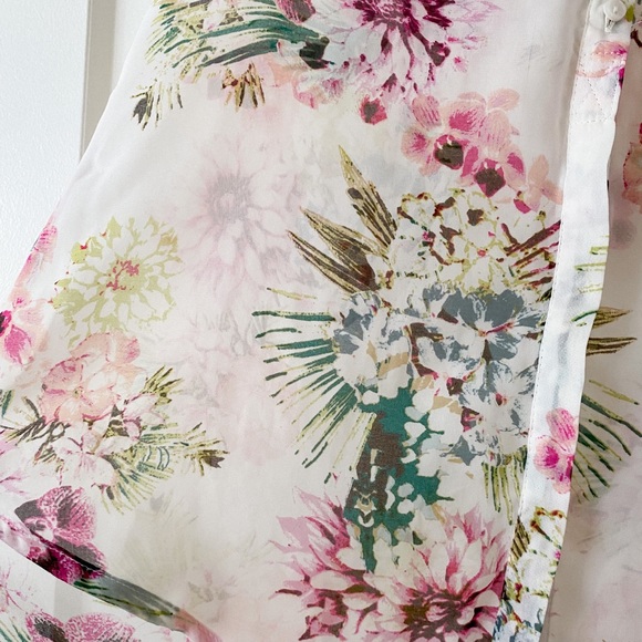 H&M Sheer Floral-Print Sleeveless Blouse - Picture 3 of 7